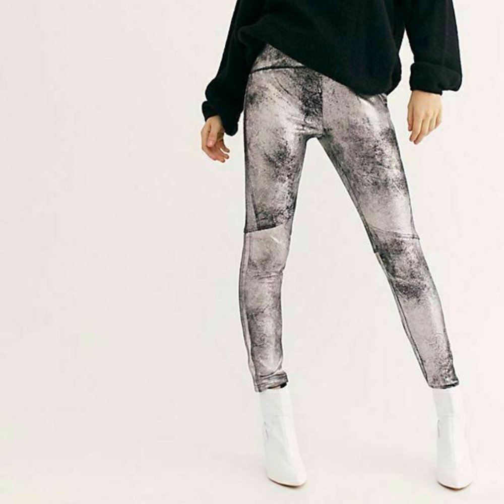 FREE PEOPLE Pants XS RIO PRINTED VEGAN SKINNY Legging Metallic Silver Nickel NWT